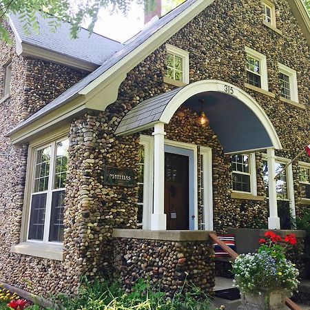 Aberdeen Stone Cottage B&B Траверс Сити Экстерьер фото